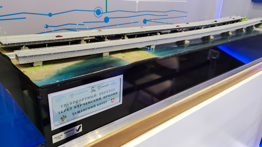 Макет транспортного перехода через Керченский пролив с автомобильной и железнодорожной частями