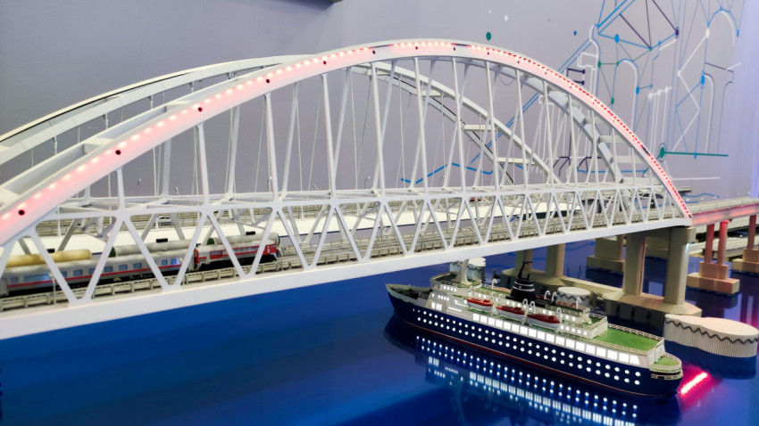 Арочный пролёт масштабного макета Крымского моста на выставке ВДНХ