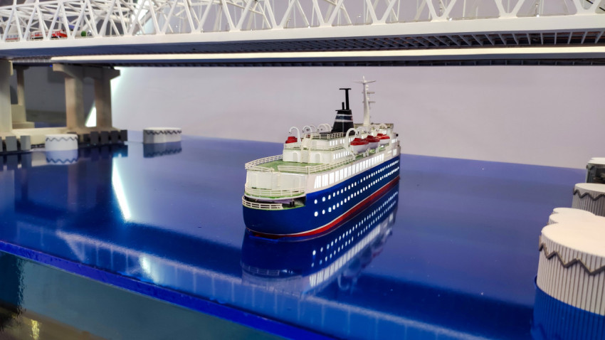 Макет судна под пролетом транспортного перехода через Керченский пролив