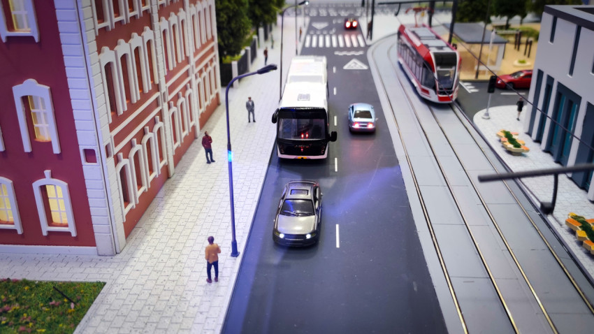 Макет городской улицы с автобусом и трамваем на выставке ВДНХ