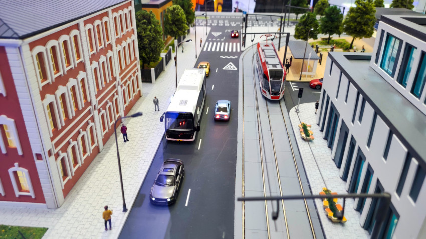 Макет городской улицы с трамваем и интенсивным движением в экспозиции «Транспорт России»