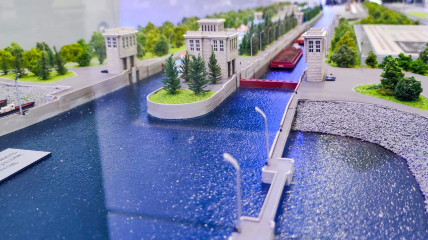 Фрагмент макета Городецкого гидроузла с шлюзами и береговой зоной