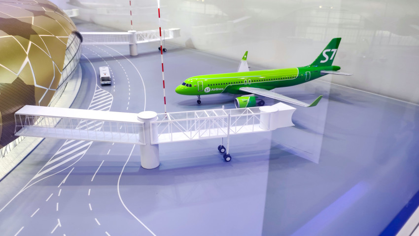 Макет самолёта S7 Airlines у пассажирского трапа в экспозиции ВДНХ
