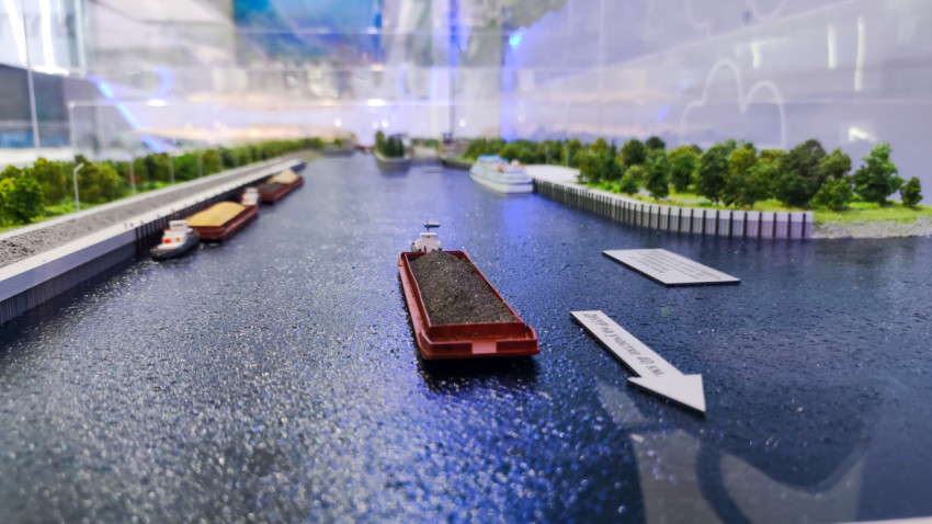 Макет Городецкого гидроузла с баржами на водном пути