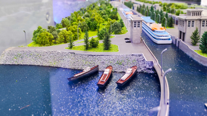Макет Городецкого гидроузла с пассажирскими судами и береговой линией