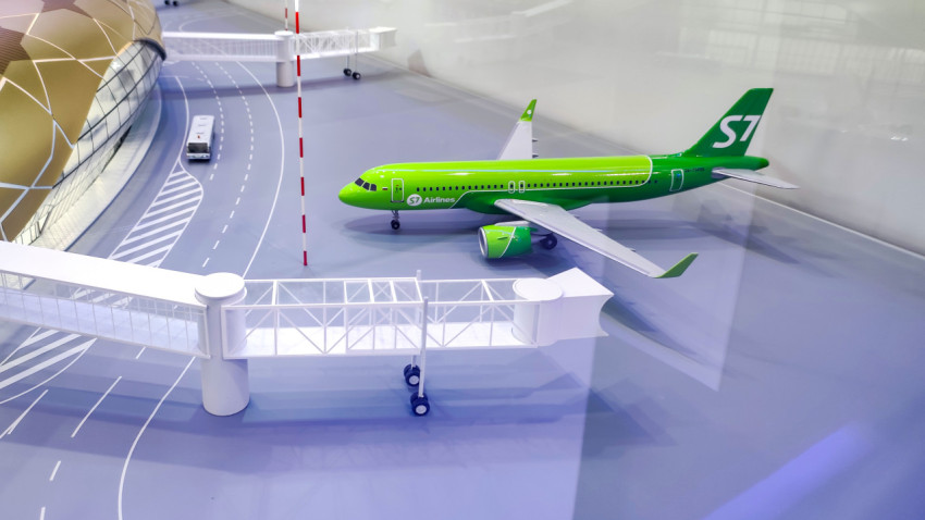 Макет авиалайнера S7 Airlines на выставке «Россия» в павильоне ВДНХ