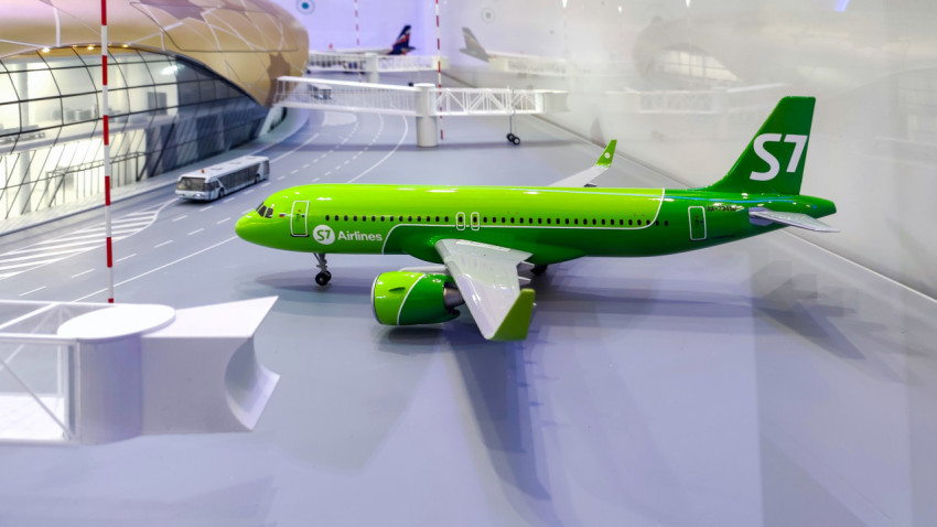 Макет самолёта S7 Airlines у терминала в экспозиции ВДНХ