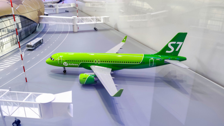 Макет самолёта S7 Airlines на демонстрационной площадке внутри павильона ВДНХ