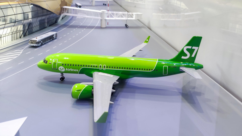 Макет пассажирского самолёта S7 Airlines у перрона выставочной экспозиции