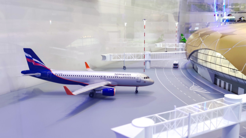 Макет авиалайнера «Аэрофлот» на модели аэродрома внутри павильона ВДНХ