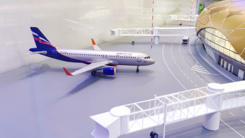 Макет авиалайнера «Аэрофлот» рядом с фасадом терминала в павильоне ВДНХ