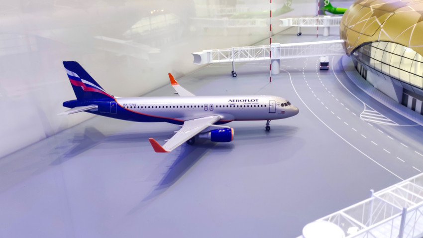 Макет самолёта «Аэрофлот» у перрона на выставке «Россия» в павильоне ВДНХ