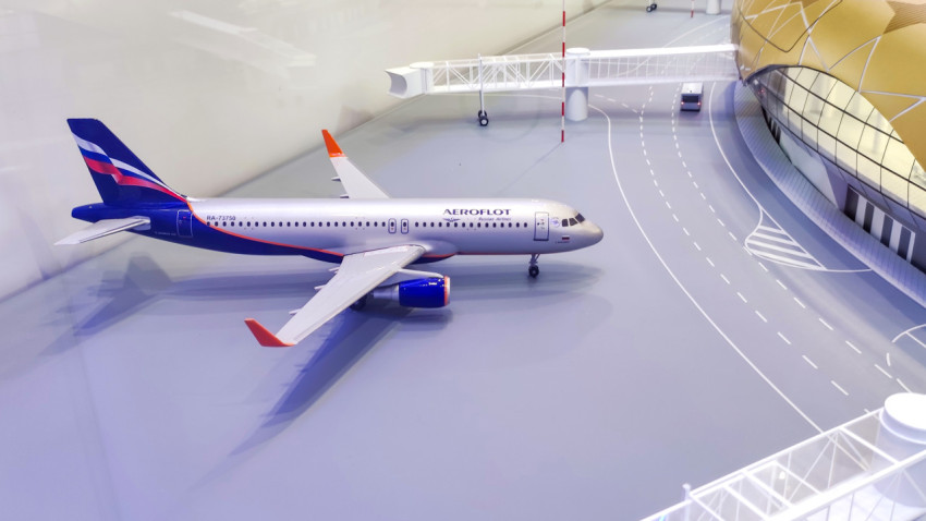 Макет самолёта «Аэрофлот» у терминала на модели аэродрома в павильоне ВДНХ