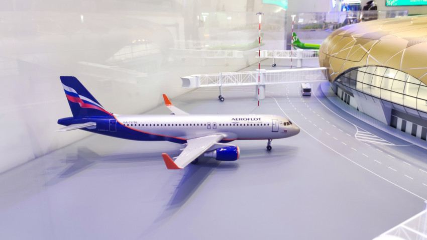 Макет самолёта «Аэрофлот» у перрона выставочной модели аэропорта