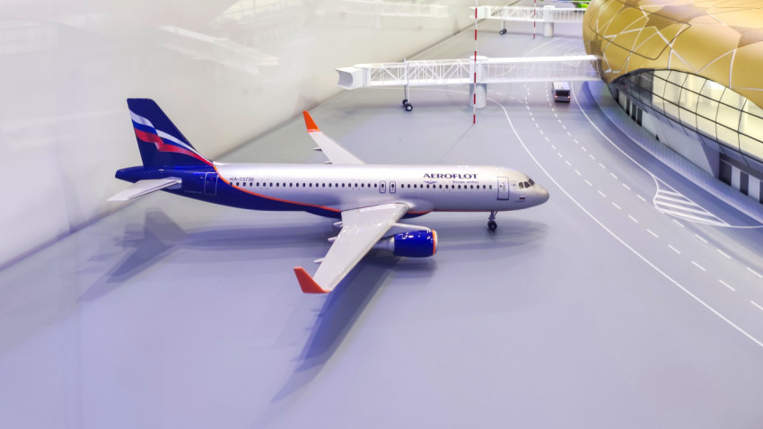 Макет пассажирского самолёта «Аэрофлот» рядом с терминалом на модели аэропорта