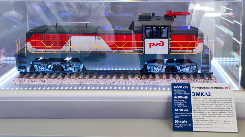 Макет маневрового электровоза ЭМКА2 в витрине экспозиции