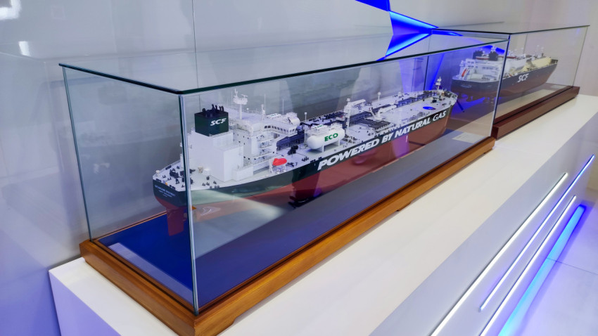 Макеты газовозов SCF в витринах выставки
