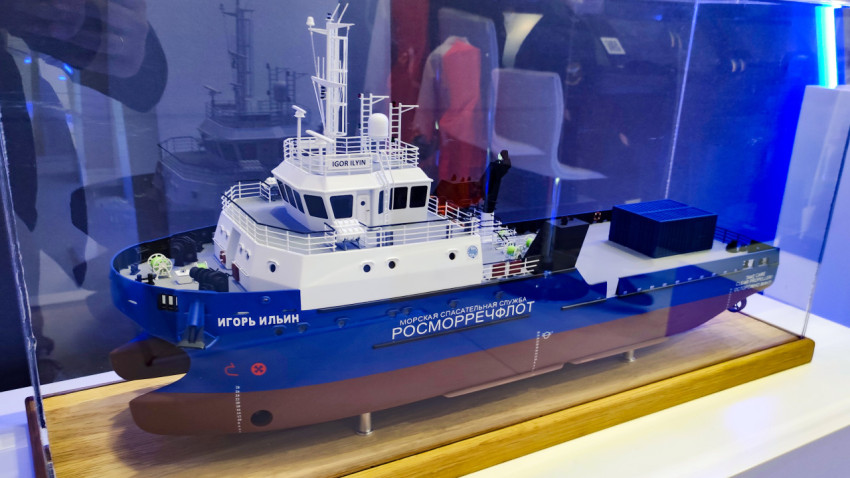 Модель спасательного судна «Игорь Ильин» в витрине выставки