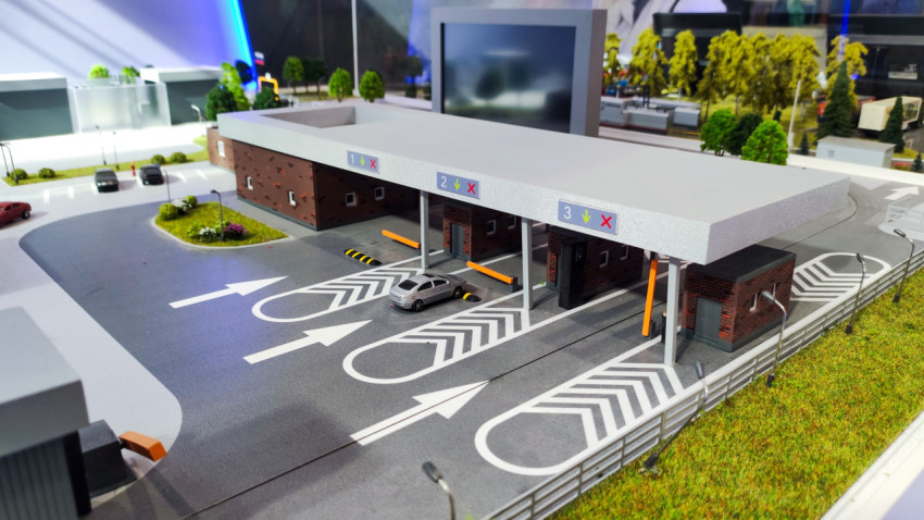 Макет зоны досмотра транспортных средств с тремя полосами пропуска