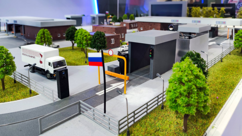 Макет въездного инспекционного модуля с флагом России