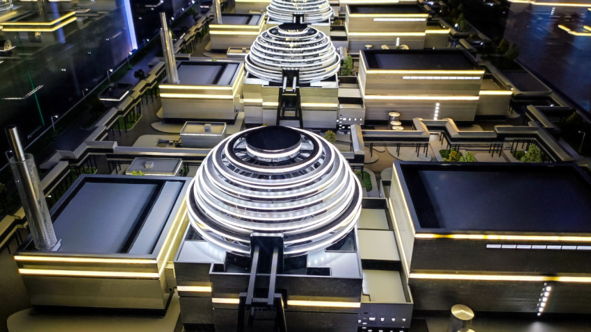 Макет атомной станции с многоярусными купольными энергоблоками