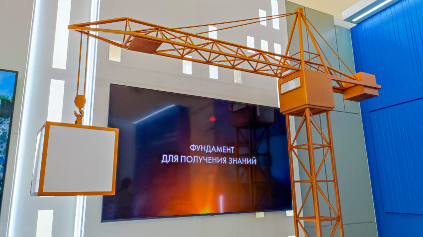 Кран-макет и видеостенд в тематической зоне экспозиции «Строим будущее»
