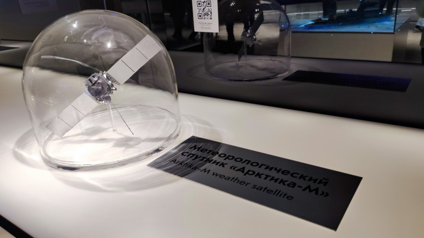 Макет метеорологического спутника «Арктика-М» в павильоне «Атом»