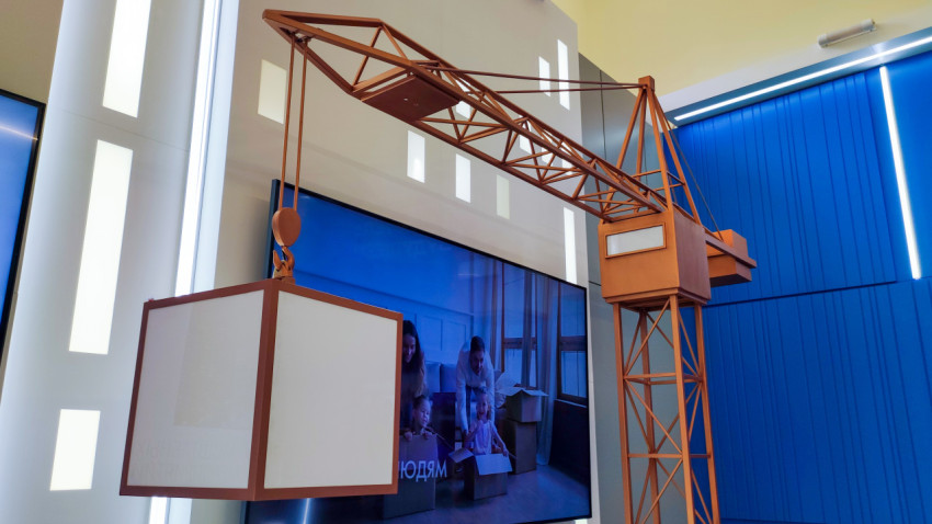 Макет башенного крана в экспозиции «Строим будущее» на ВДНХ