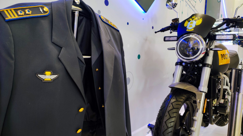 Форменная одежда и мотоцикл Ространснадзора в экспозиции