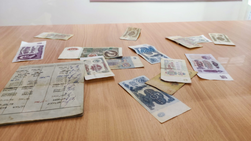 Советские банкноты и расчётные документы под витриной экспозиции