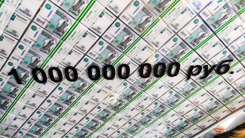 Верхняя часть инсталляции из тысячерублёвых купюр с цифрами 1 000 000 000 руб.