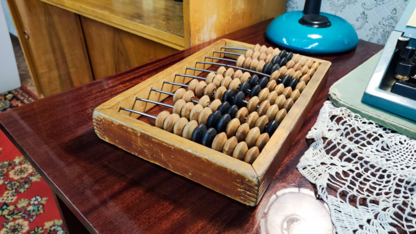 Деревянные счёты на столе в ретро-интерьерe