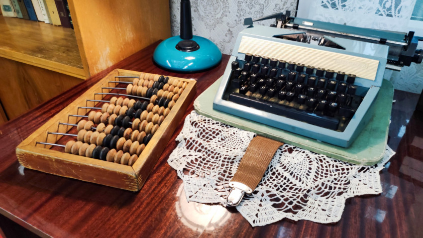 Абак и пишущая машинка на столе экспозиции «Прошлое» выставки «Умные финансы»