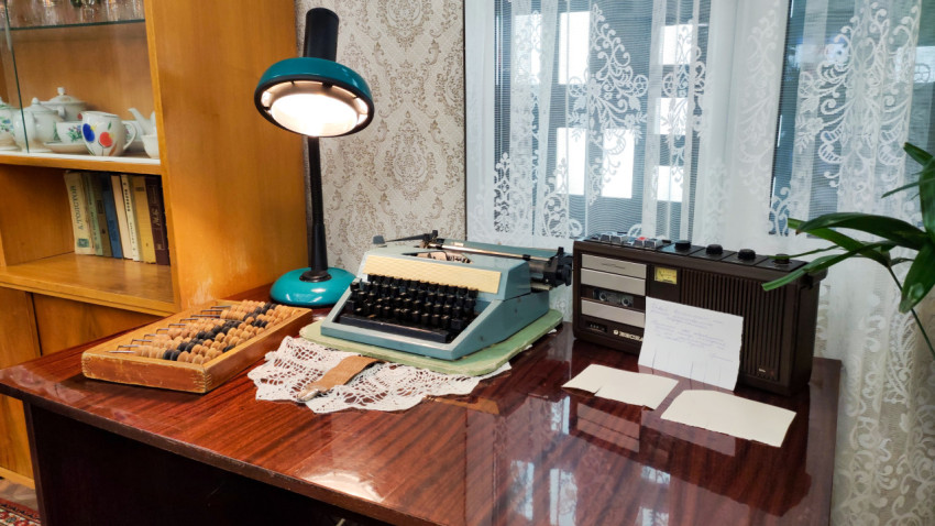 Рабочий стол с абаком, пишущей машинкой и радиоприёмником в зоне «Прошлое» выставки «Умные финансы»