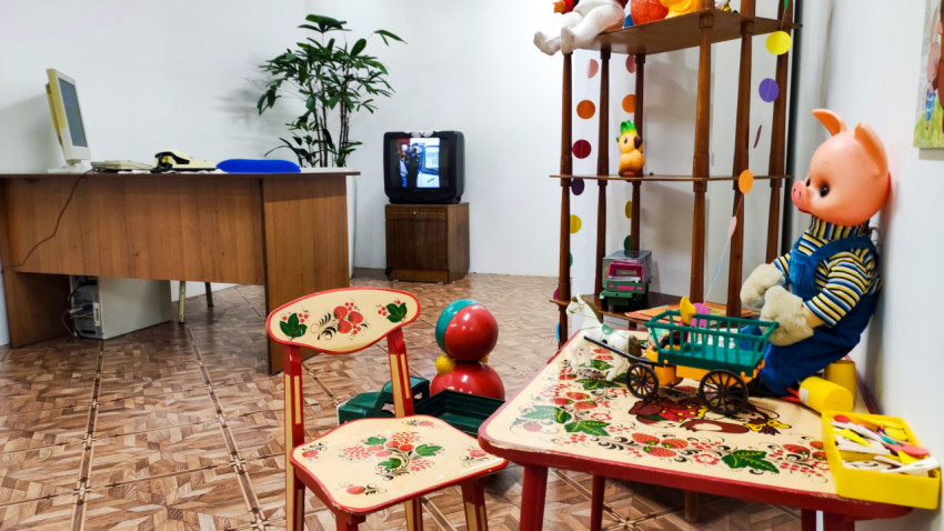 Стилизованный интерьер детской комнаты с игрушками и ретро-техникой