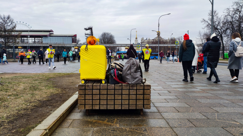 Посетители у входа на территорию ВДНХ с чемоданами и багажом