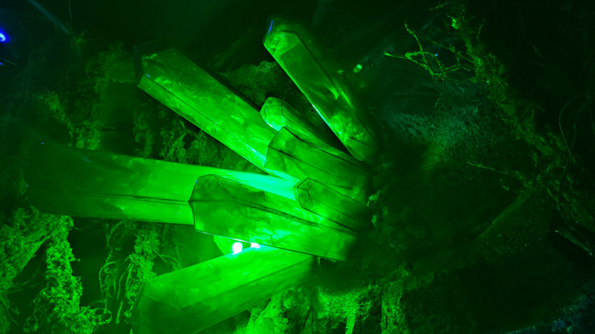 Световая инсталляция с крупными зелеными кристаллами