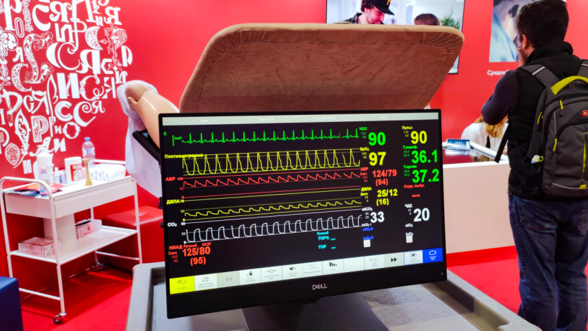 Монитор жизненных показателей на симуляционном медицинском стенде
