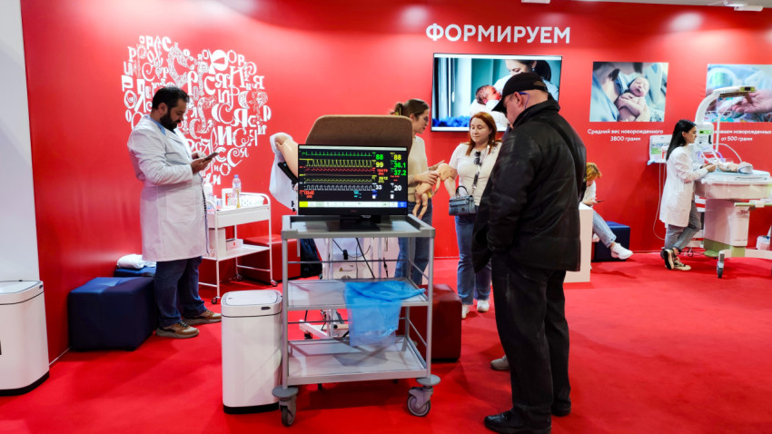 Демонстрация неонатального оборудования и тренажёров на стенде Минздрава на выставке «Россия»