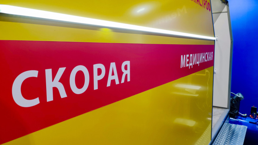 Боковая панель автомобиля скорой помощи с маркировкой