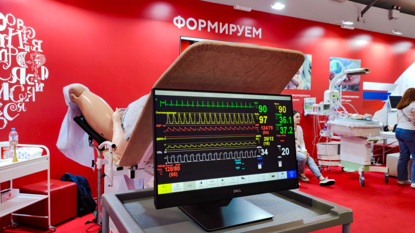 Симуляционный стенд родовспоможения с медицинским монитором