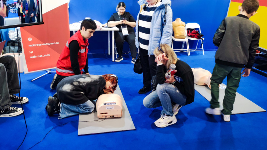 Практическое обучение СЛР на манекене под руководством инструктора