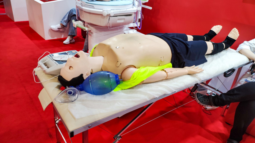 Манекен для тренировки сердечно-лёгочной реанимации на выставочном стенде
