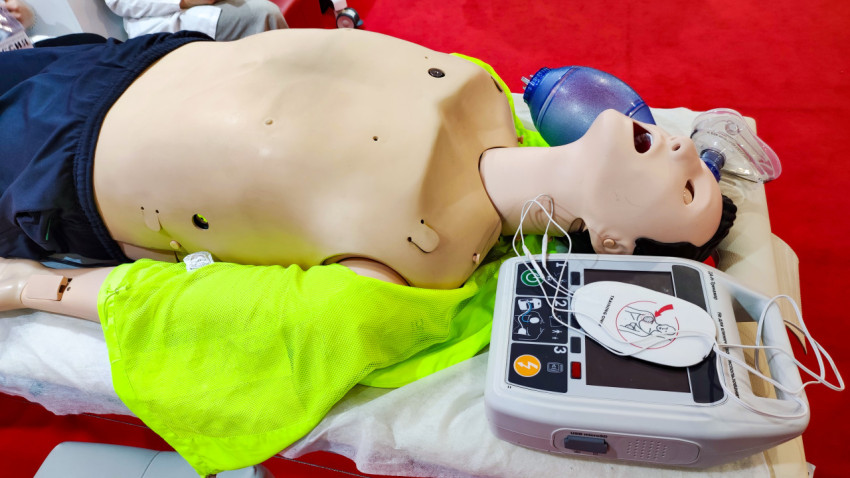 Учебный манекен и автоматический дефибриллятор для демонстрации навыков СЛР