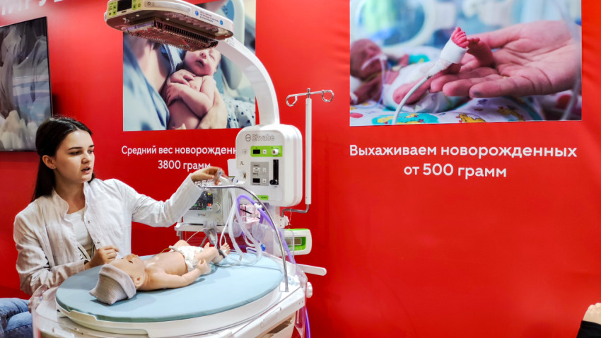 Демонстрация неонатальной реанимации с участием учебного манекена