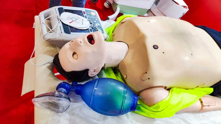 Манекен для обучения СЛР с дыхательным мешком и дефибриллятором