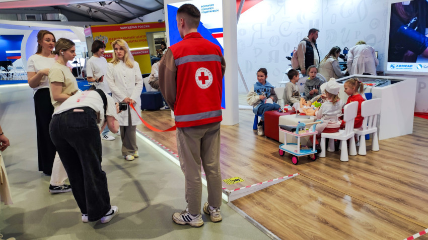 Посетители и зона «Уголок юного доктора» на экспозиции Минздрава России