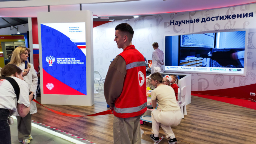Информационный стенд Минздрава России и зона детских медицинских занятий