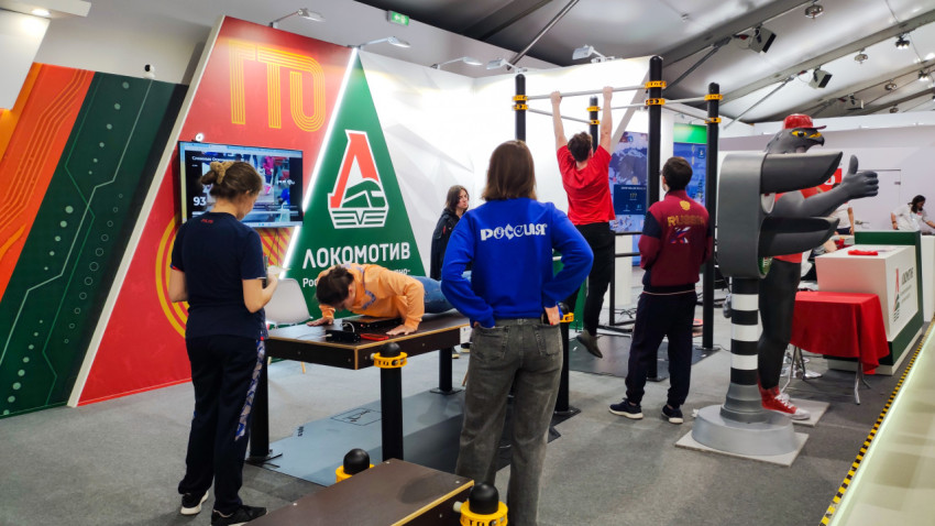 Посетители выполняют упражнения комплекса ГТО на выставочной площадке