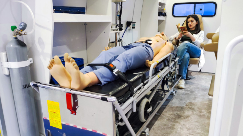 Учебный манекен на каталке внутри демонстрационного медицинского модуля